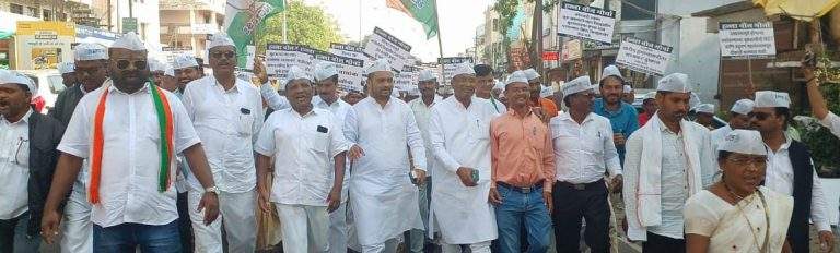 Congress workers take out morcha on Nagpur Assembly.